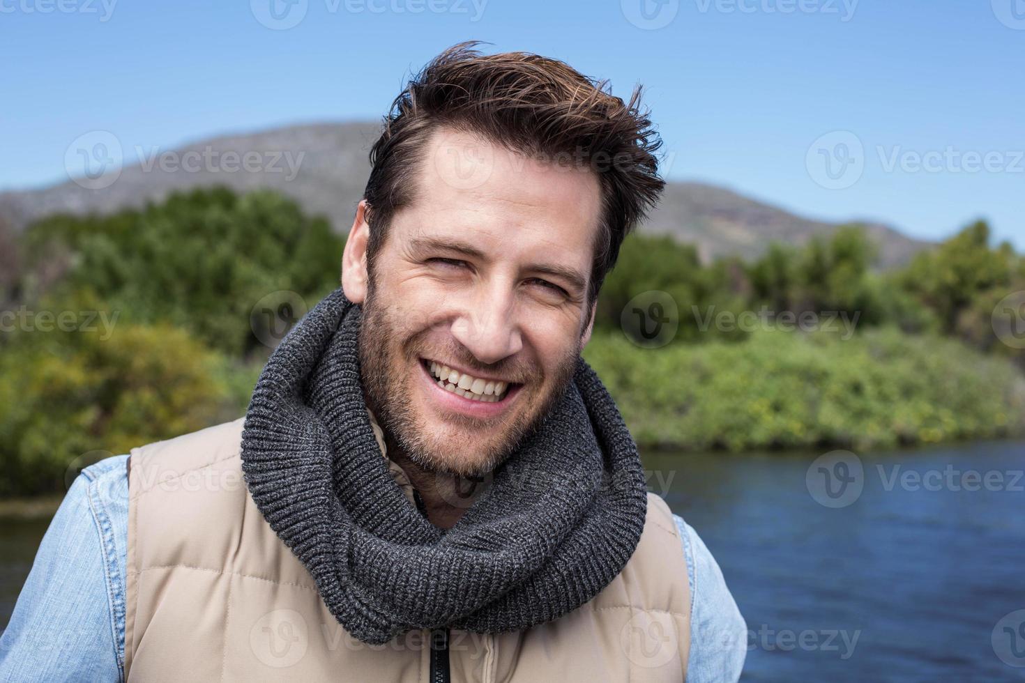 uomo casual felice in un lago foto