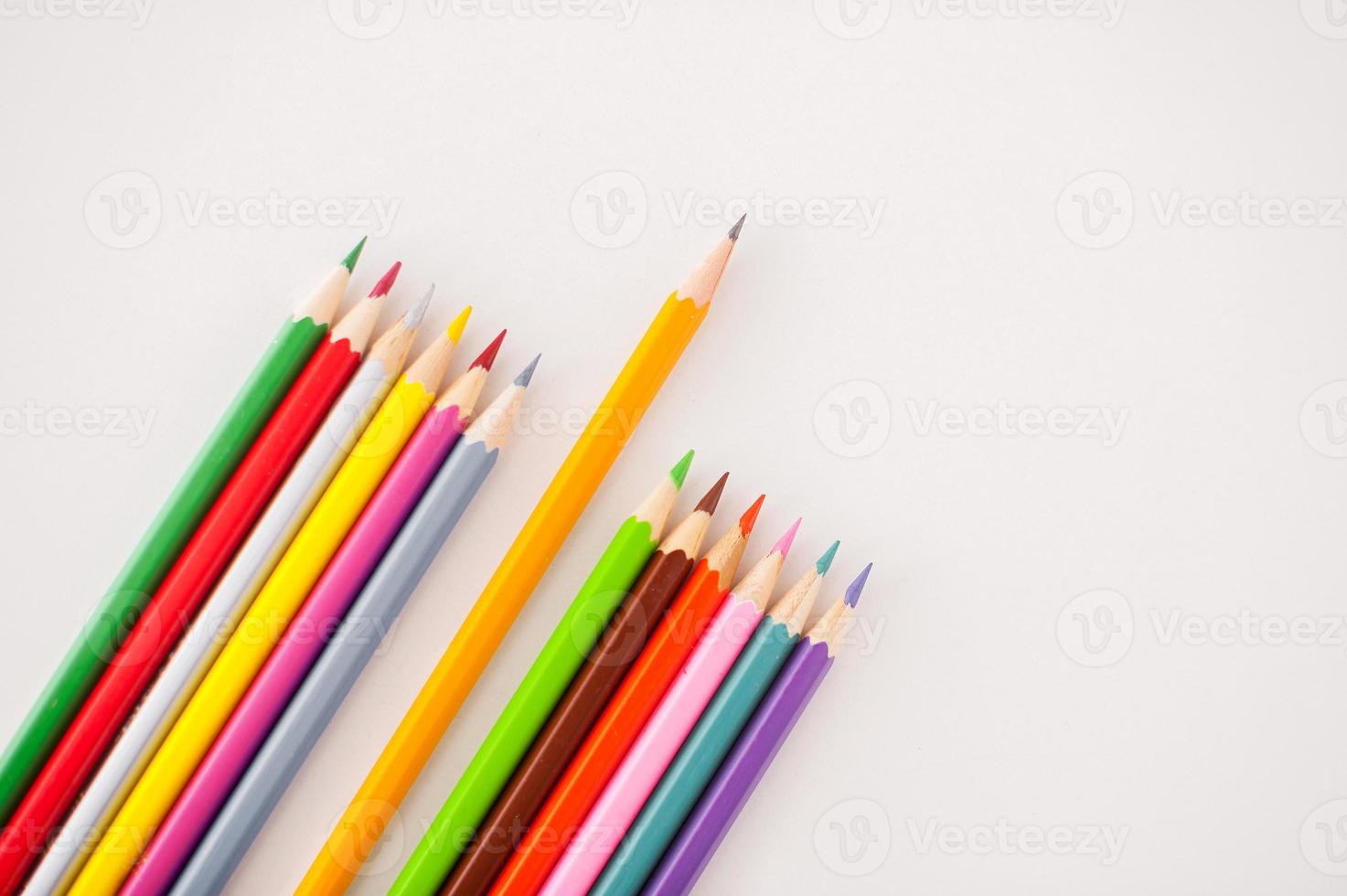 pensiero al di fuori il scatola. superiore Visualizza di uno semplice matita posa fra Multi colorato matite foto