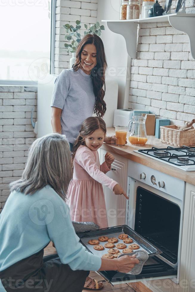 bellissimo nonna assunzione su biscotti a partire dal il forno e sorridente mentre la spesa tempo con famiglia foto