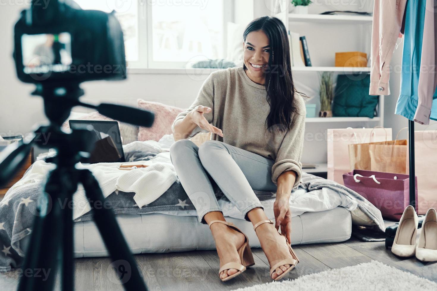 bellissimo giovane donna nel casuale capi di abbigliamento fabbricazione sociale media video mentre la spesa tempo a casa foto