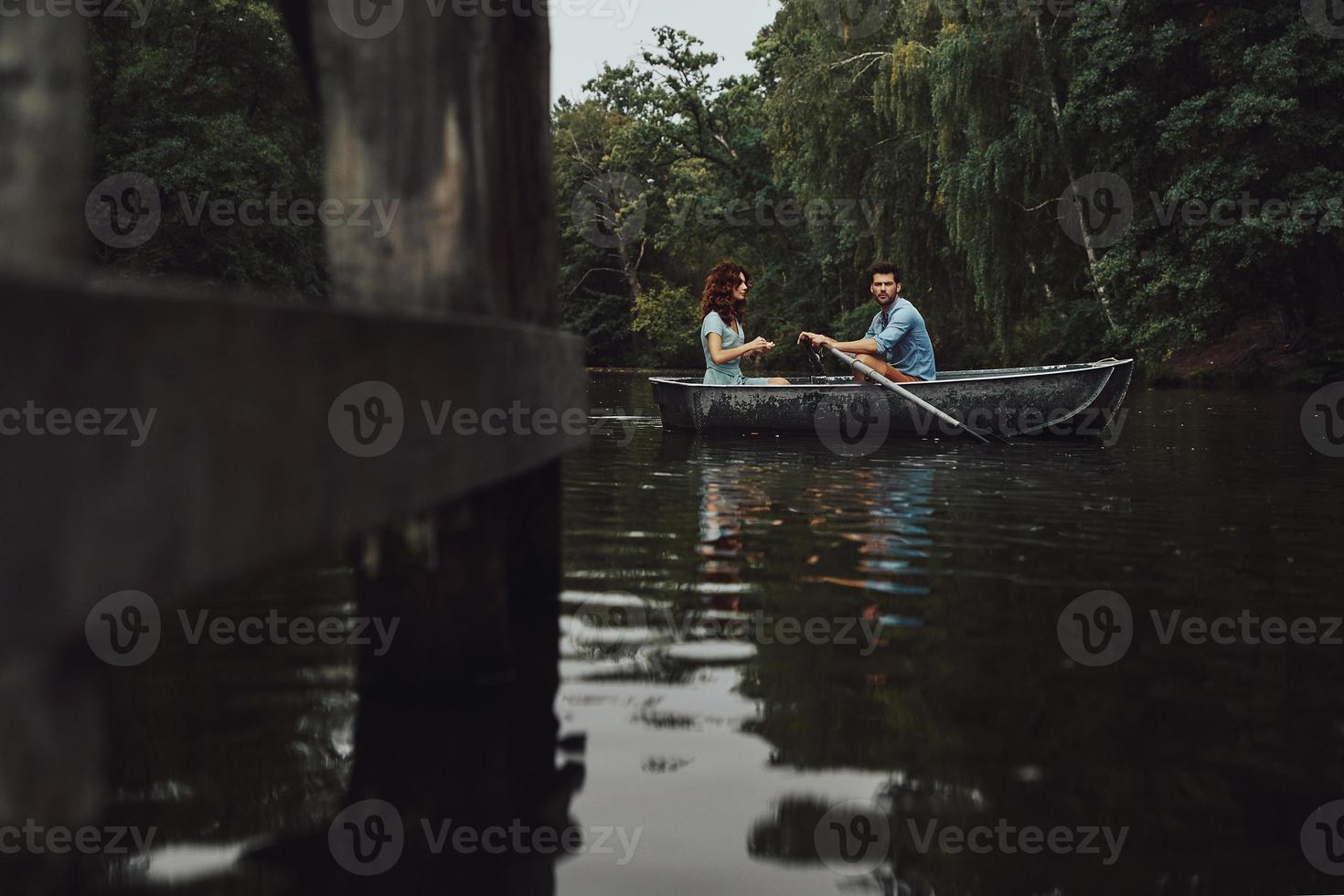 godendo ogni minuto insieme. bellissimo giovane coppia rilassante mentre godendo romantico Data su il lago foto