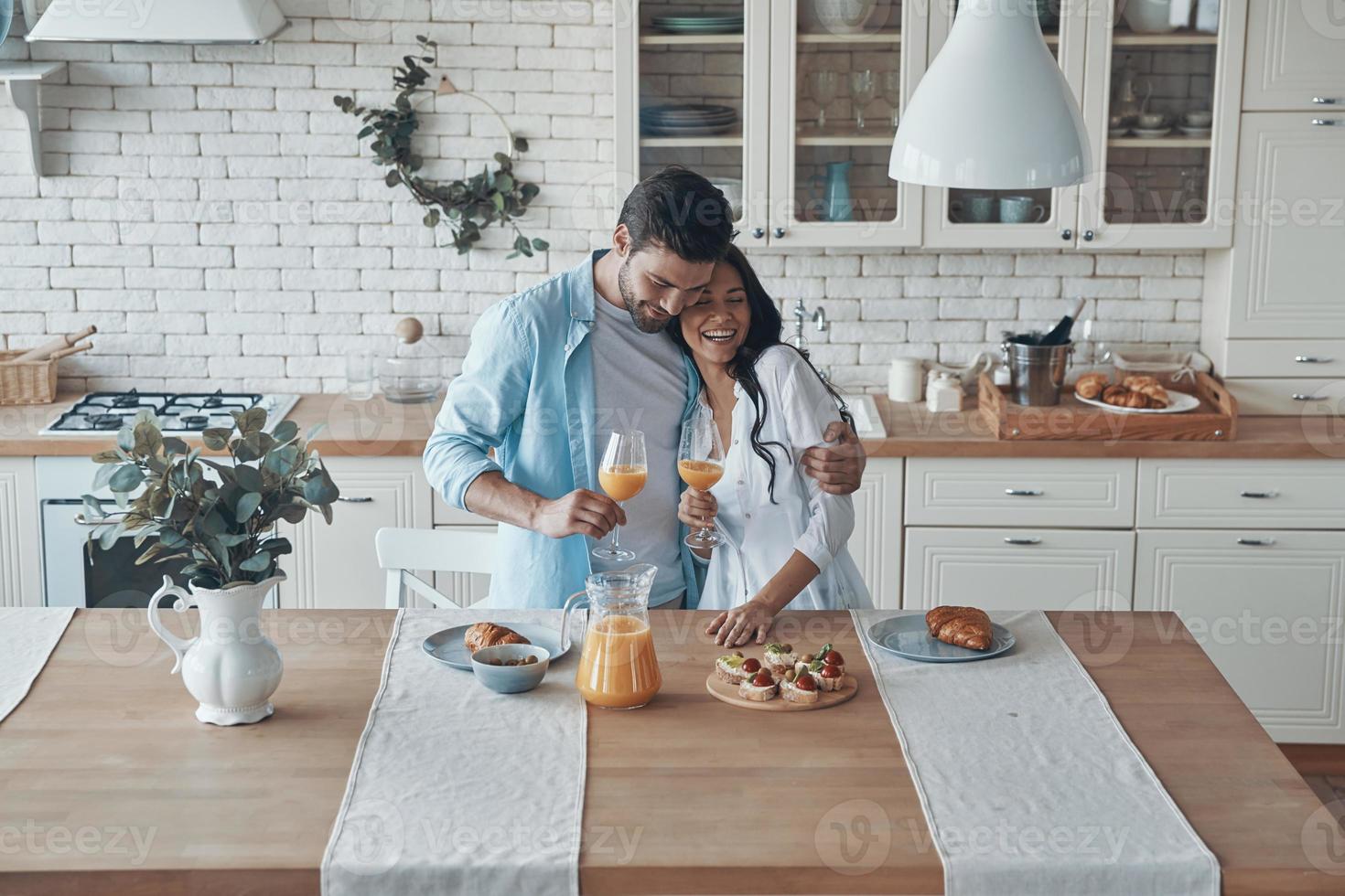 bellissimo giovane coppia preparazione prima colazione insieme mentre la spesa tempo nel il domestico cucina foto