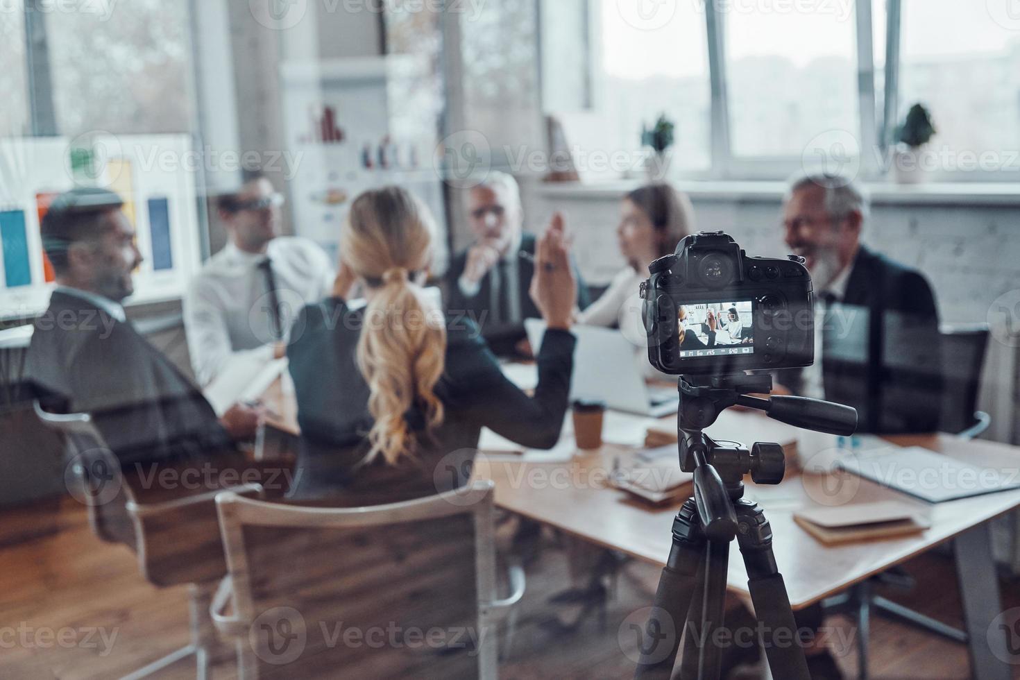 riuscito attività commerciale squadra discutere strategia mentre le riprese personale incontro nel il tavola camera foto