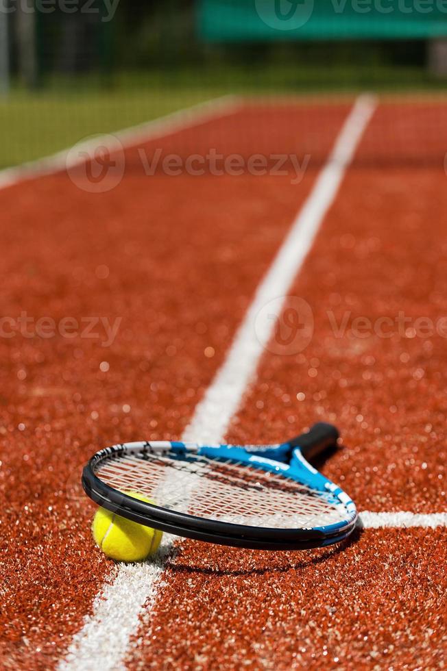 tennis volta. avvicinamento di tennis racchetta e tennis palla posa su il Tribunale foto