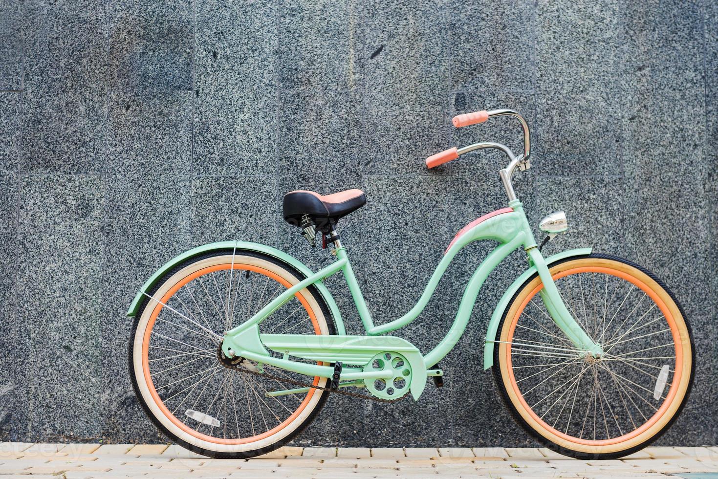 Vintage ▾ bicicletta. bellissimo Vintage ▾ bicicletta in piedi vicino il parete foto