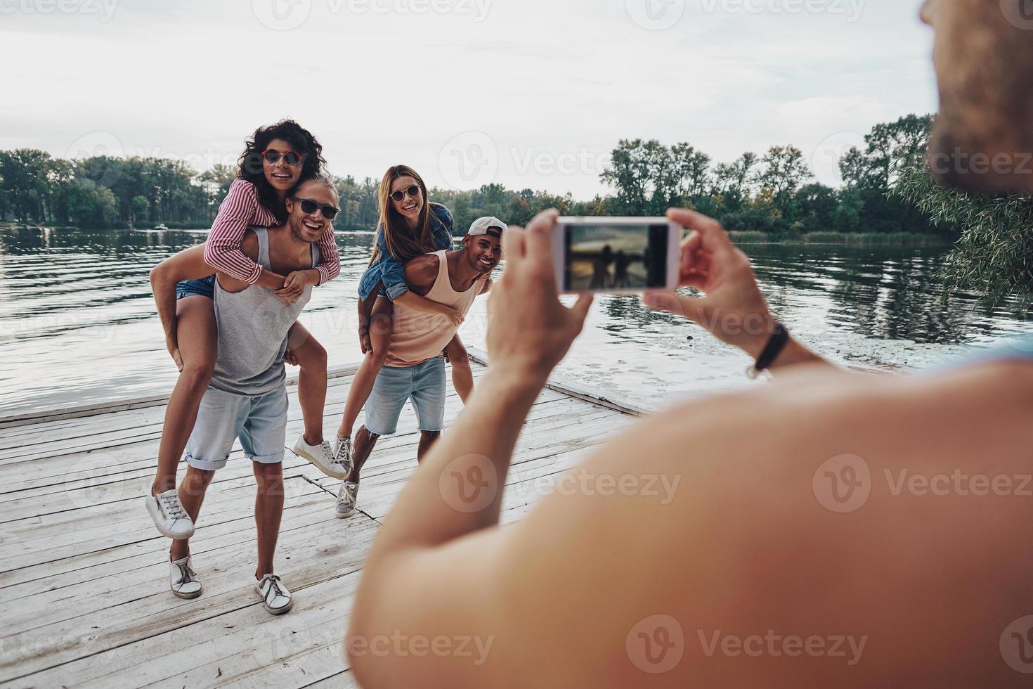 simpatico tiro bellissimo giovane coppie la spesa spensierato tempo mentre in piedi su il molo foto