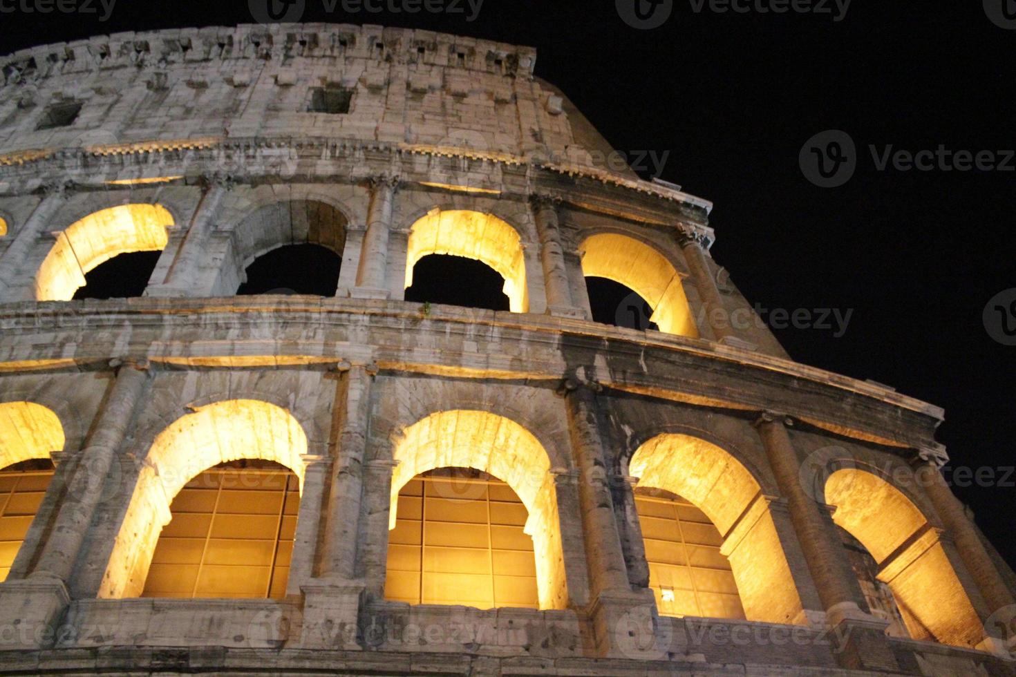 il Colosseo di notte foto