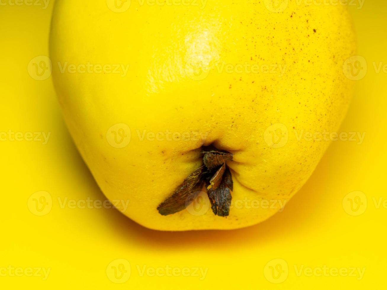 succoso Mela cotogna. frutta su un' giallo sfondo. maturo utile Prodotto. foto