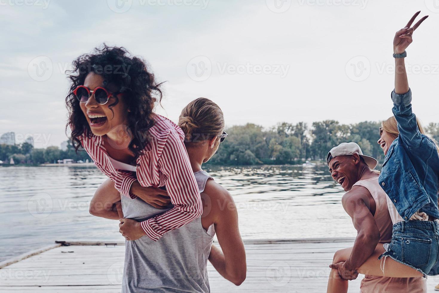 migliore modo per trascorrere il fine settimana. bellissimo giovane coppie la spesa spensierato tempo mentre in piedi su il molo foto