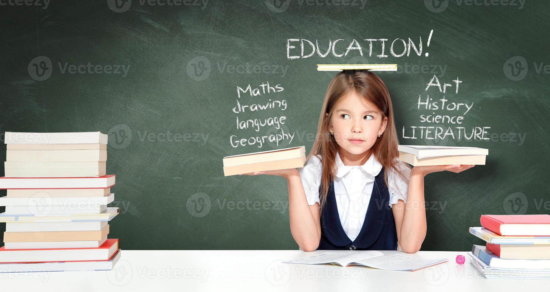 contento e carino adolescente scuola ragazza avendo divertimento a scuola. foto