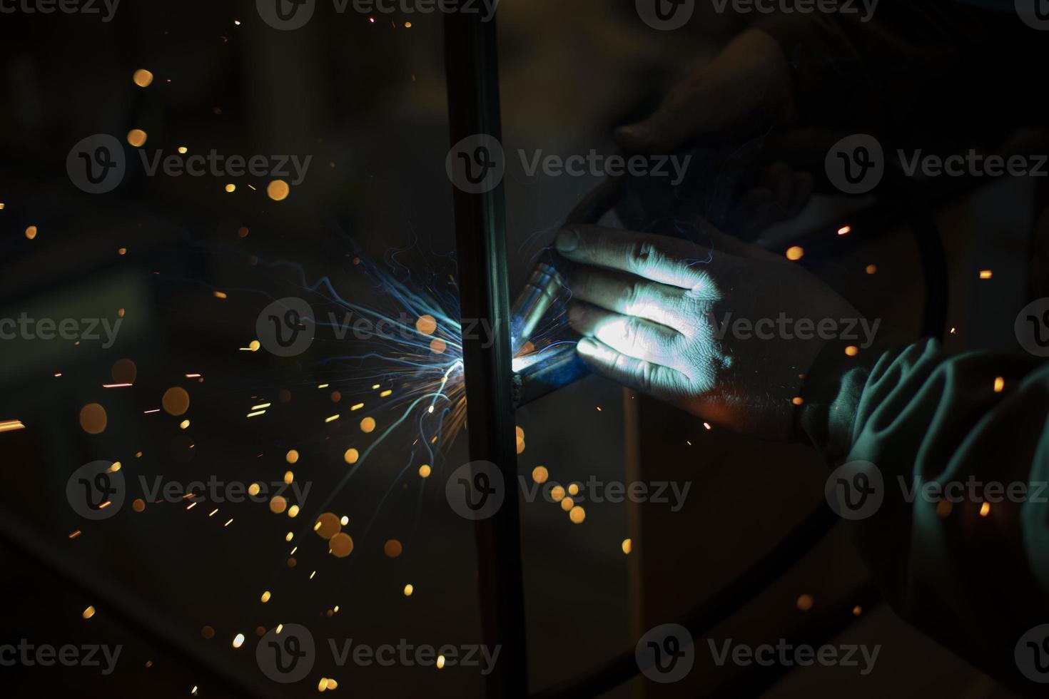 metallo saldatura. del saldatore lavoro. acciaio in lavorazione. creazione di cucitura a partire dal metallo. alto febbre. foto