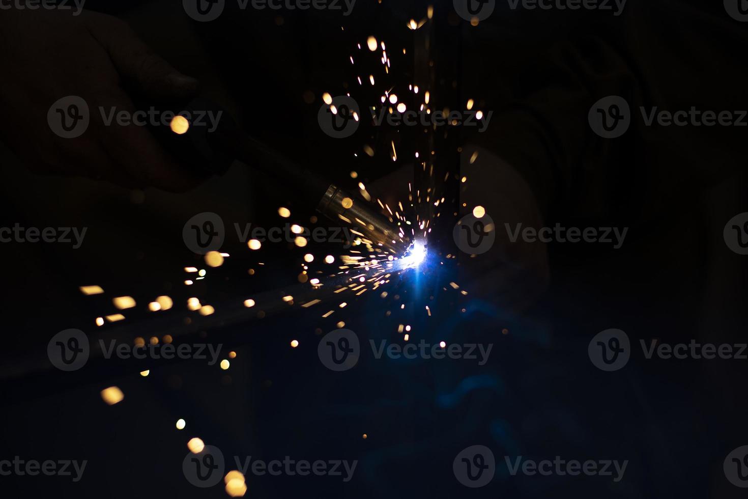 metallo saldatura. del saldatore lavoro. acciaio in lavorazione. creazione di cucitura a partire dal metallo. alto febbre. foto