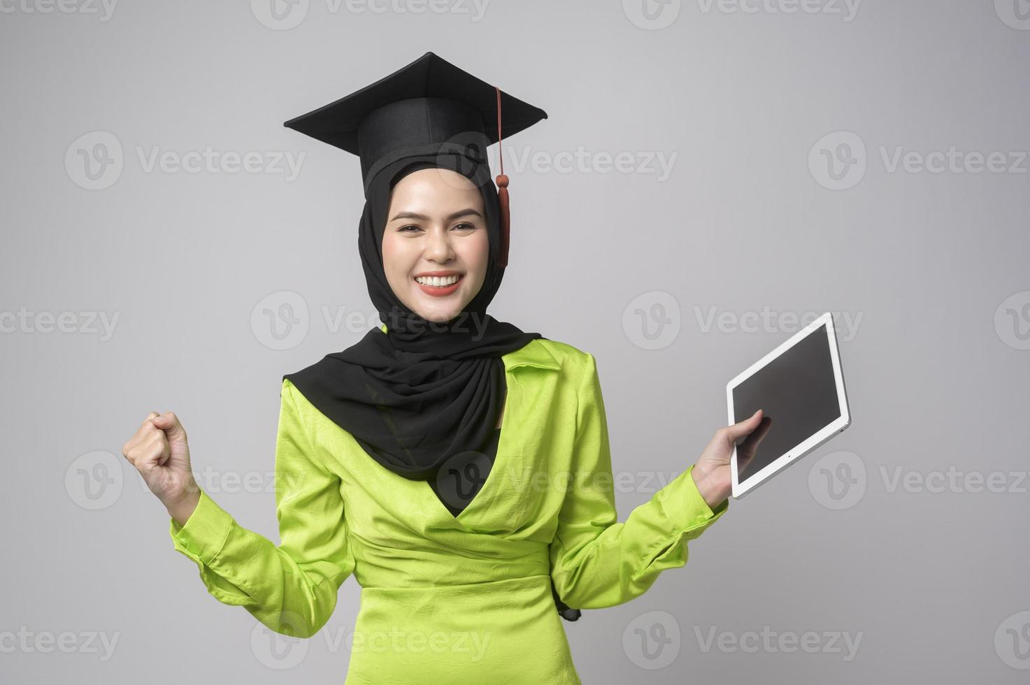 giovane sorridente musulmano donna con hijab indossare la laurea cappello, formazione scolastica e Università concetto foto