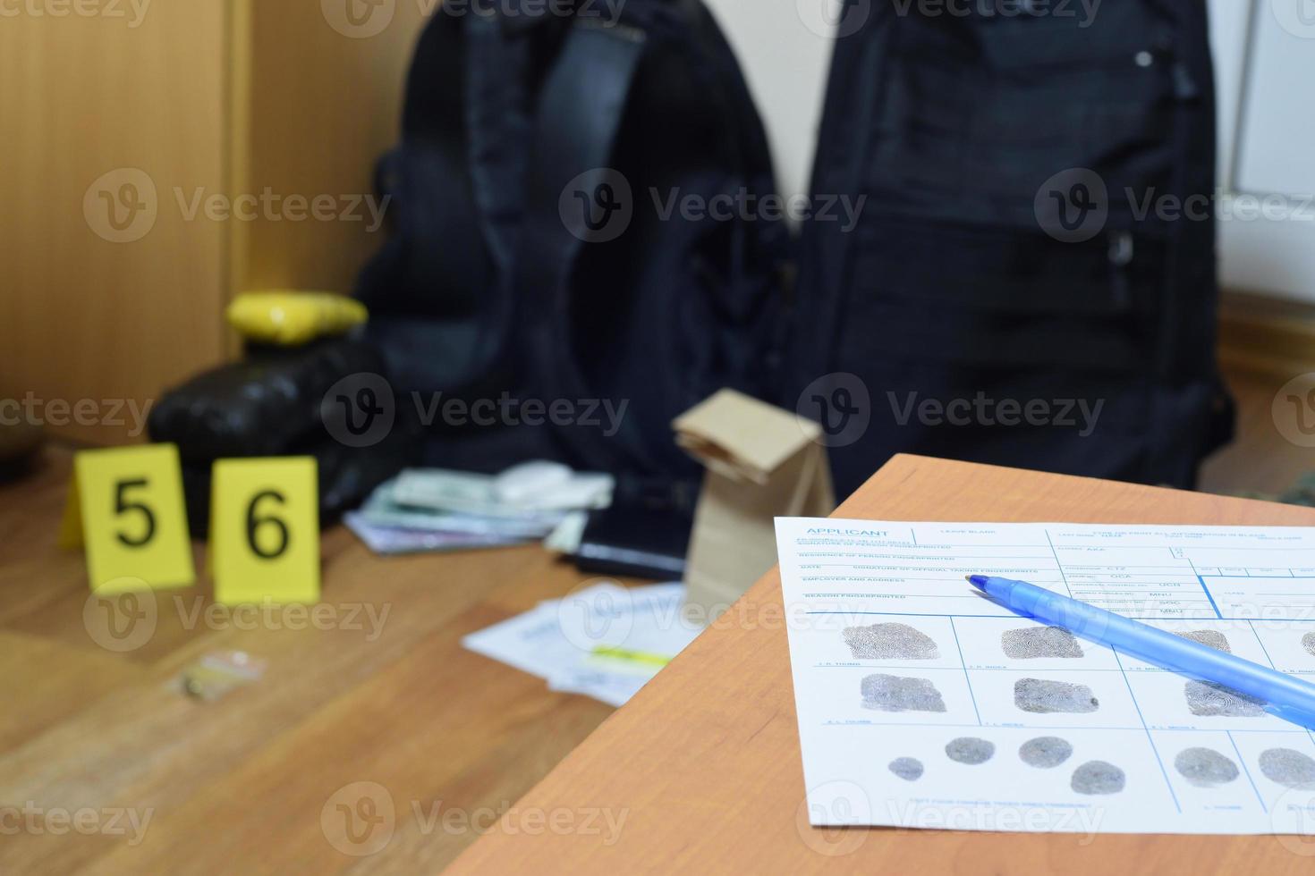 polizia richiedente modulo con le impronte digitali su tavolo durante crimine scena indagine processi. legale visita medica foto