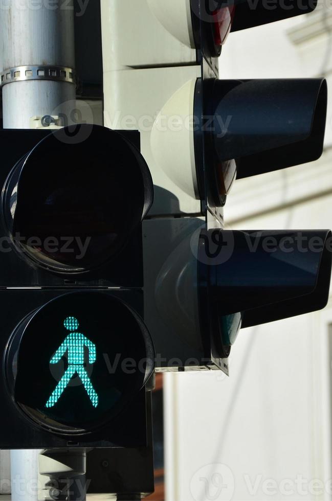 strada leggero è verde e Spettacoli il capacità di pedoni per attraversare il strada foto