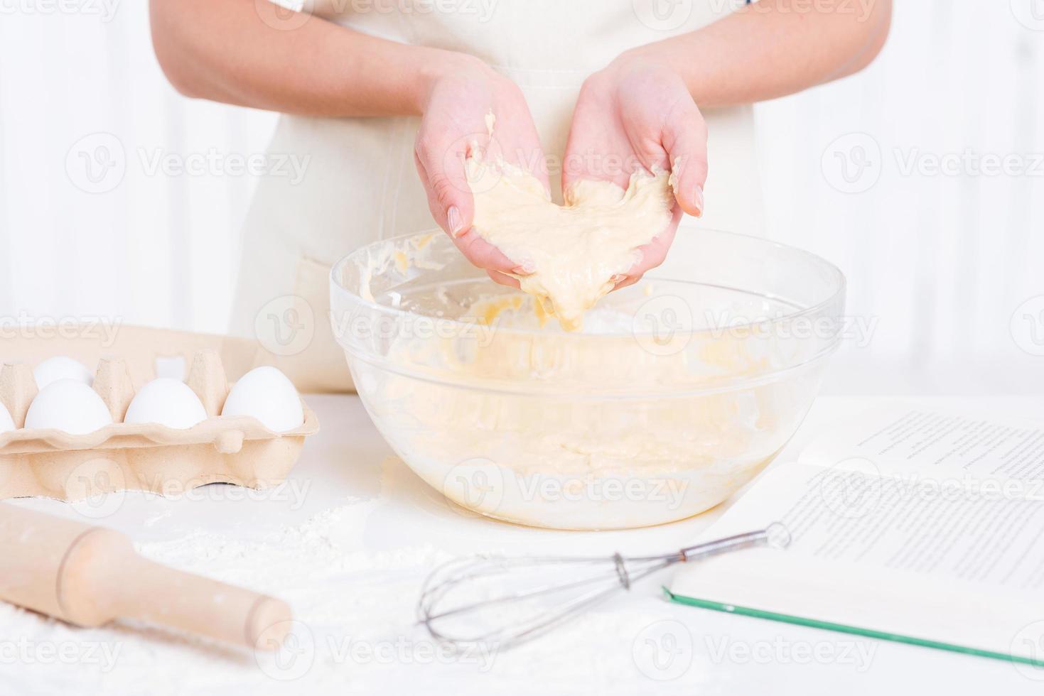 Impasto nel sua mani. avvicinamento di donna Tenere Impasto nel mani foto