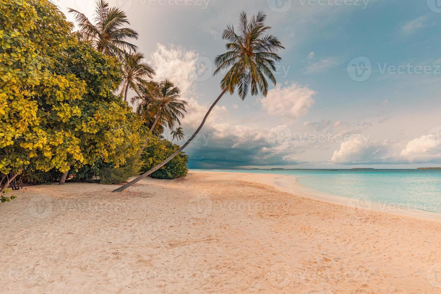 fantastica vista ingrandita delle calme onde dell'acqua di mare con la luce del sole al tramonto dell'alba arancione. paesaggio tropicale della spiaggia dell'isola, costa esotica della costa. vacanze estive, vacanza incredibile natura scenica. paradiso del relax foto