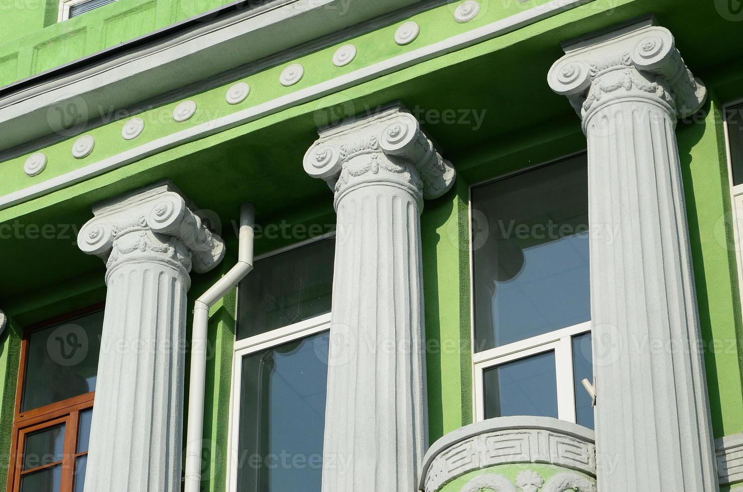 restaurato vecchio multipiano edificio con antico colonne, dipinto nel verde foto