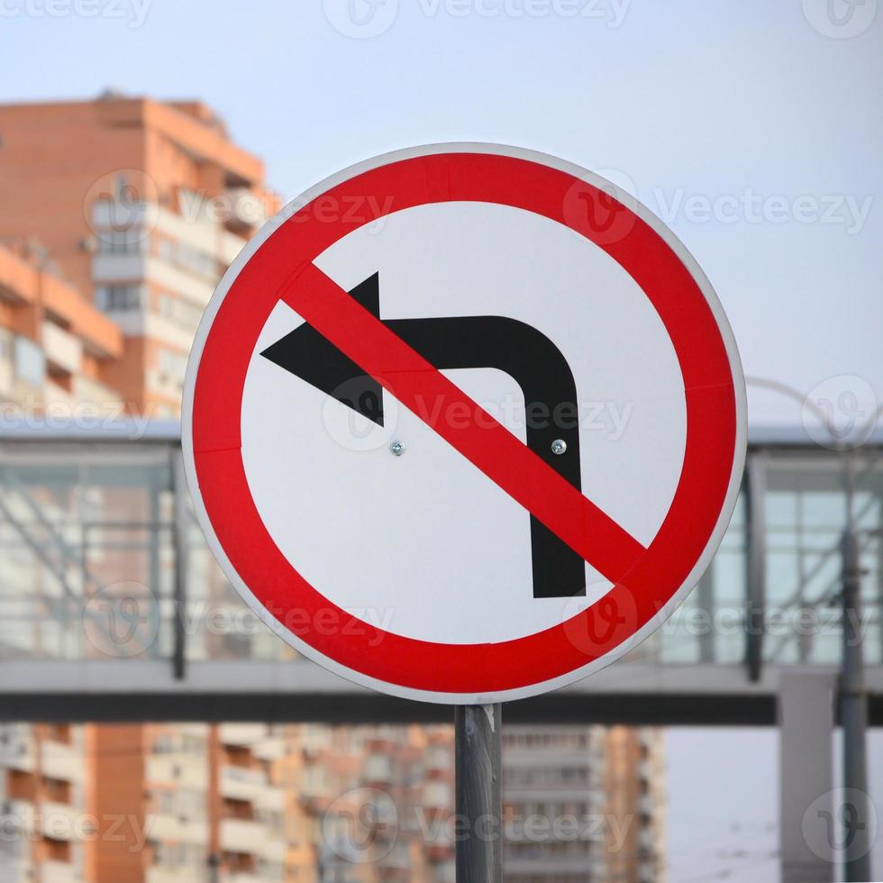 girare sinistra è proibito. traffico cartello con attraversato su freccia per il sinistra foto