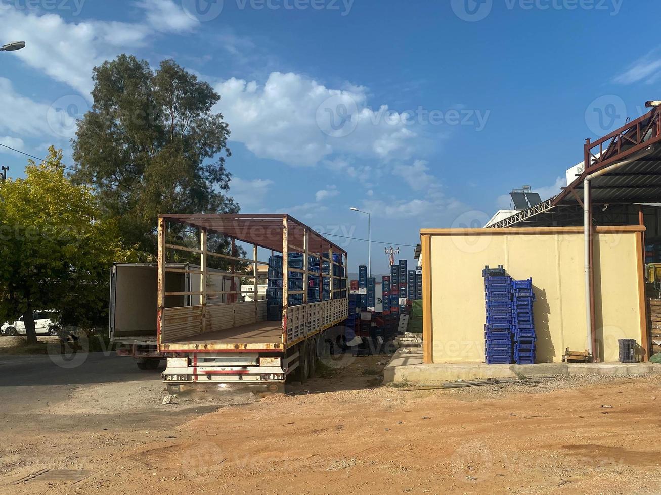 un' grande bianca potente camion con un tenda e un' trailer è parcheggiata per scaricare carico foto