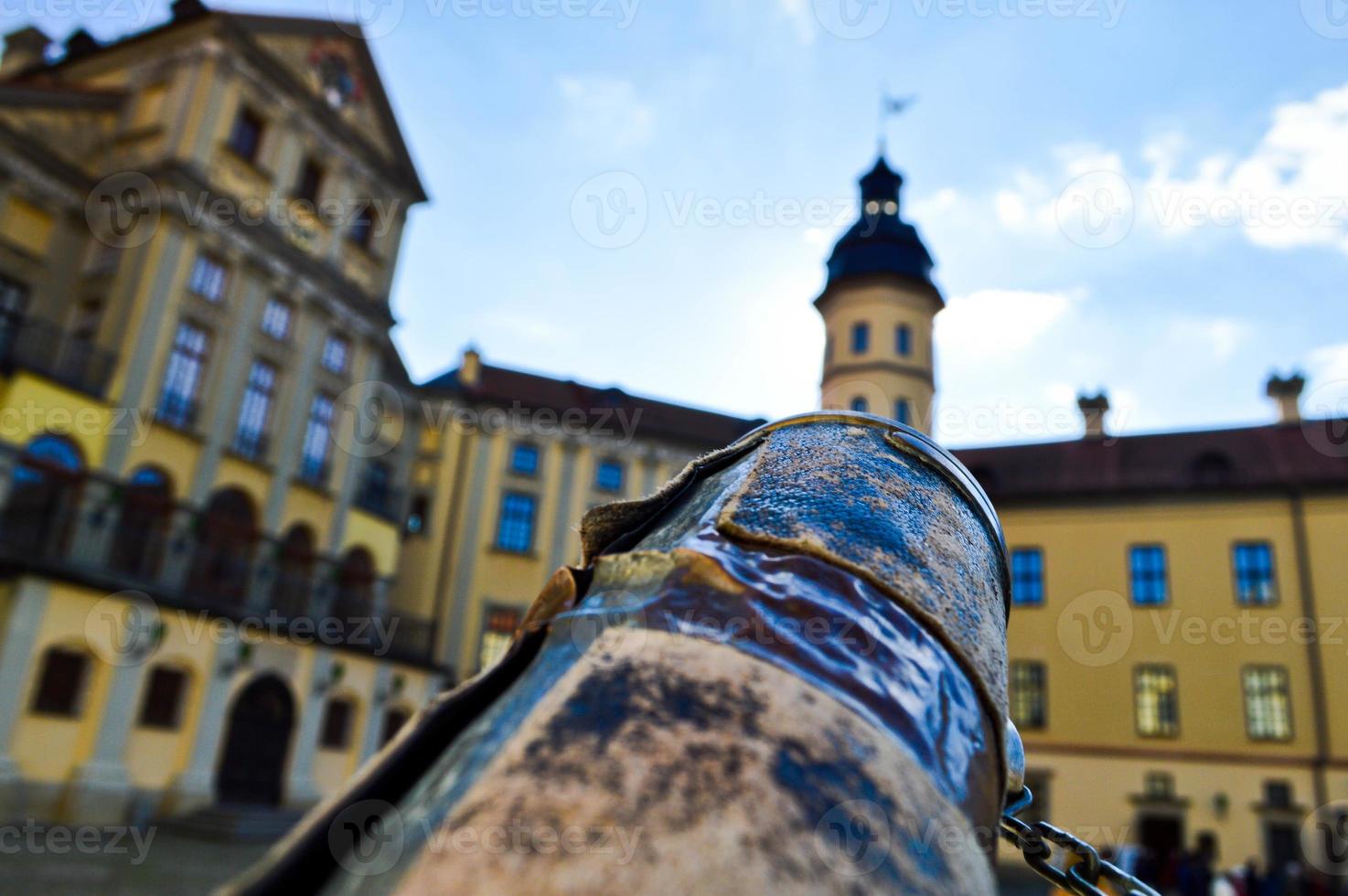 un' Guarda a partire dal un vecchio antico cannocchiale su un' europeo medievale turista costruzione, un' castello, un' palazzo con un' guglia e un' Torre foto