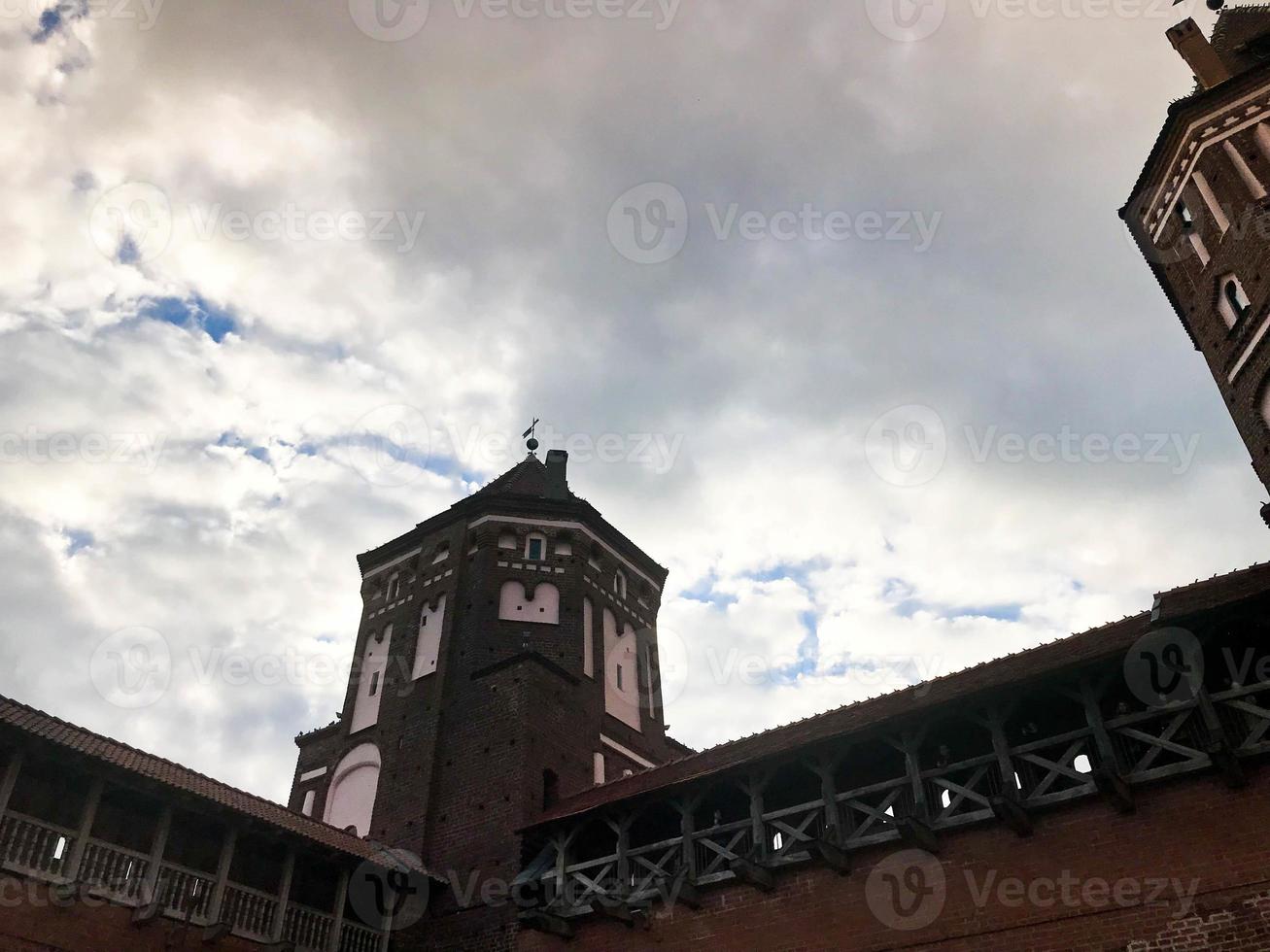 torri e guglie di un' alto medievale pietra vecchio antico bellissimo castello contro un' blu cielo foto