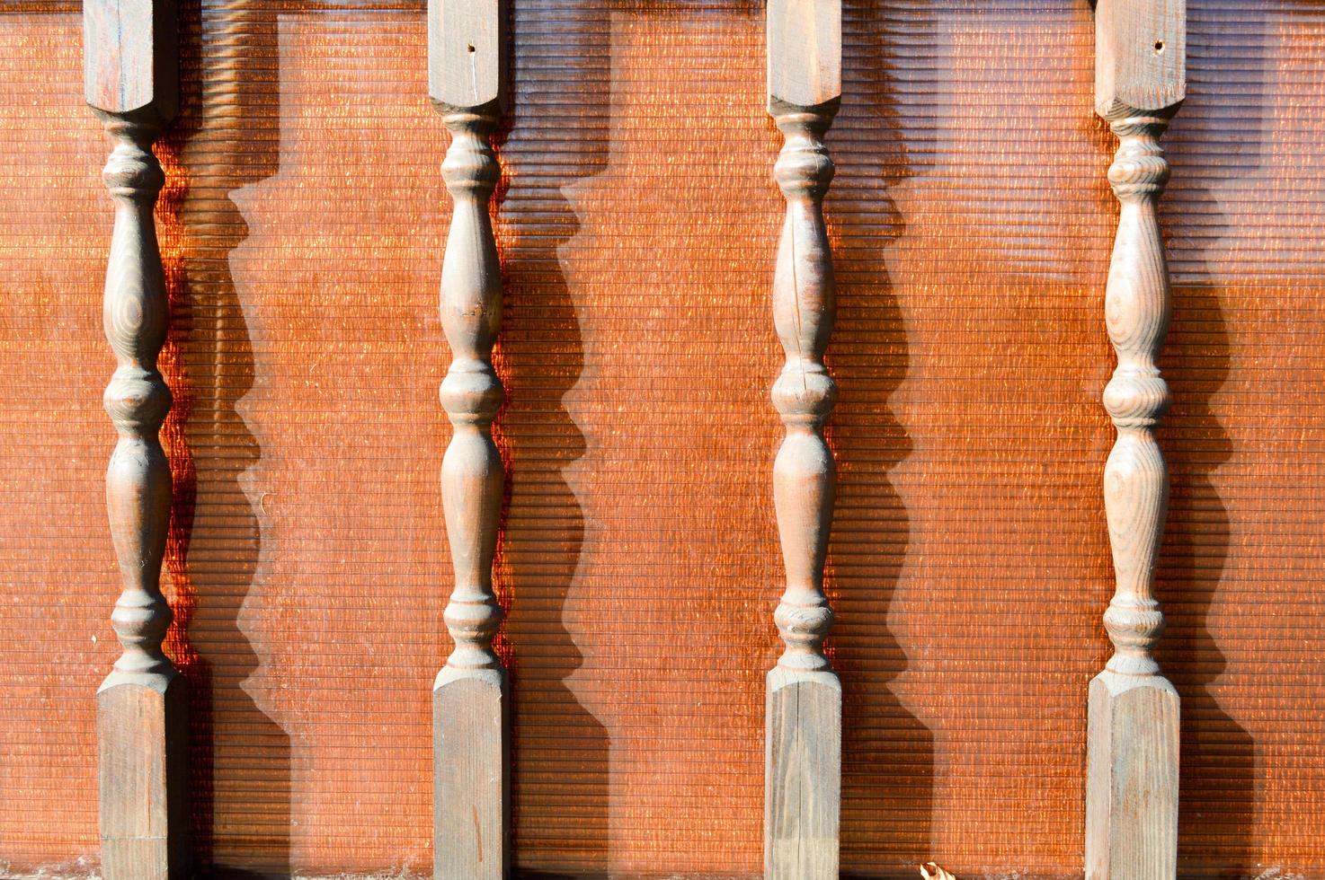 di legno bellissimo lavorato immaginato gambe, bastoni, colonne su il sfondo di Marrone plexiglass foto