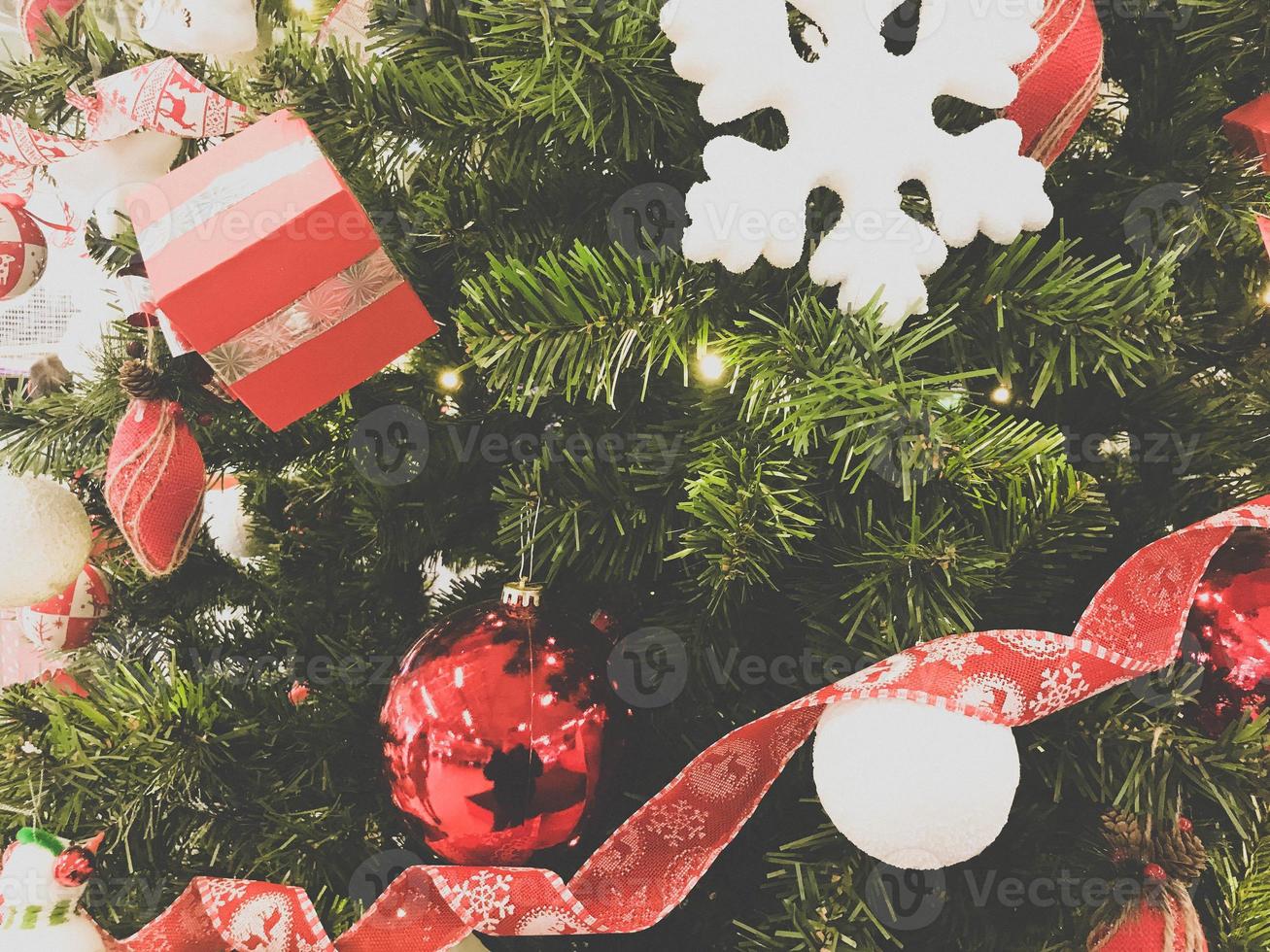 festivo multicolore bellissimo brillante fantasia palle, giocattoli, regalo scatole, decorazioni su il Natale verde albero con aghi e rami per il nuovo anno. sfondo, struttura foto