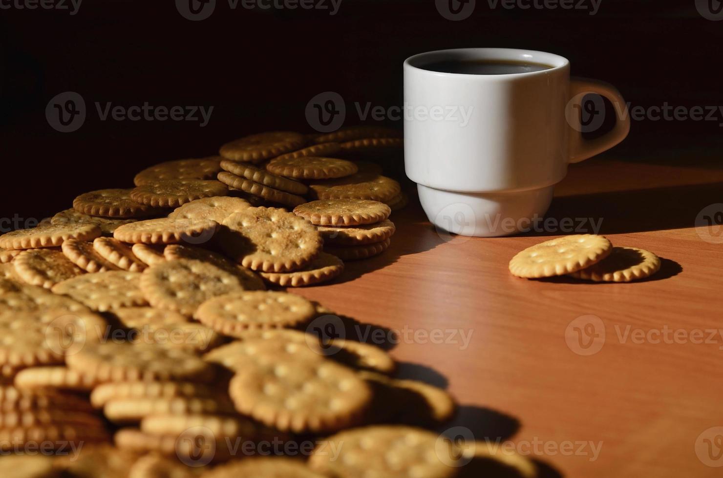 piccolo caffè tazza e salato cracker foto