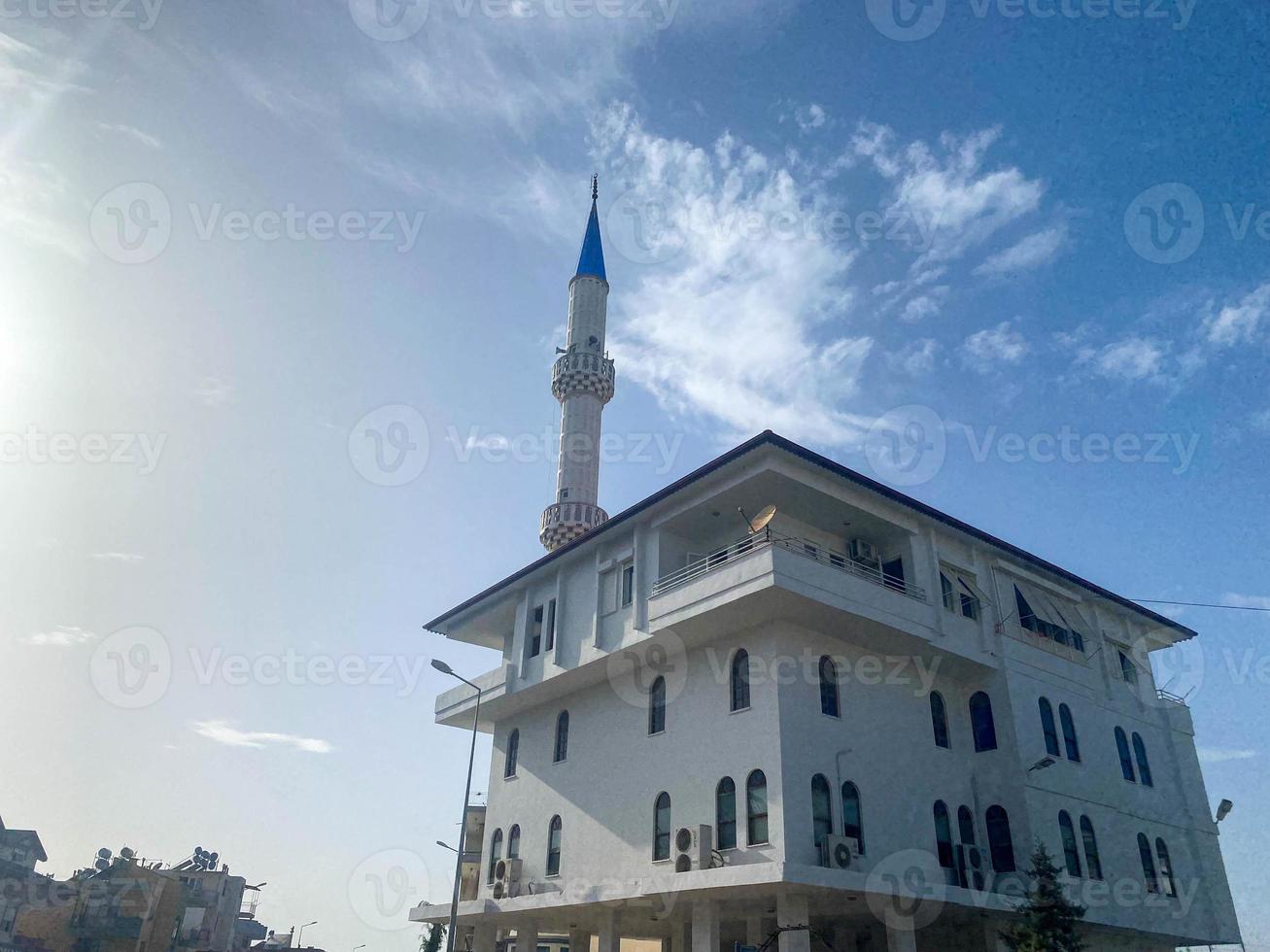 grande bellissimo alto musulmano moschea islamico tempio per preghiere per Dio Allah con alto religione torri nel caldo tropicale orientale nazione meridionale ricorrere foto