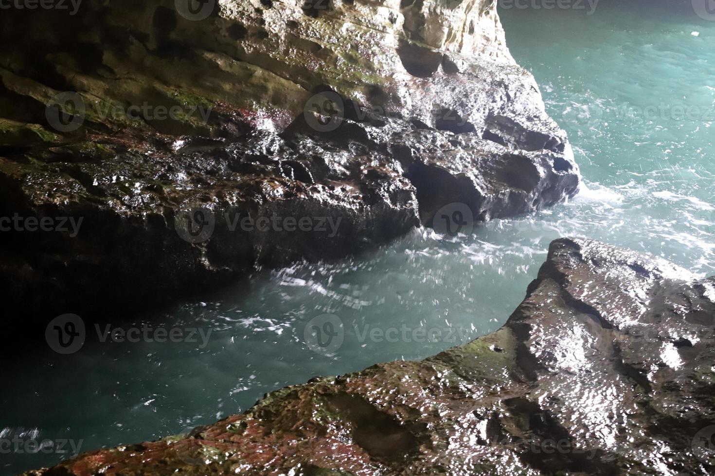 grotte nel il gesso scogliere su il sponde di il mediterraneo mare. foto