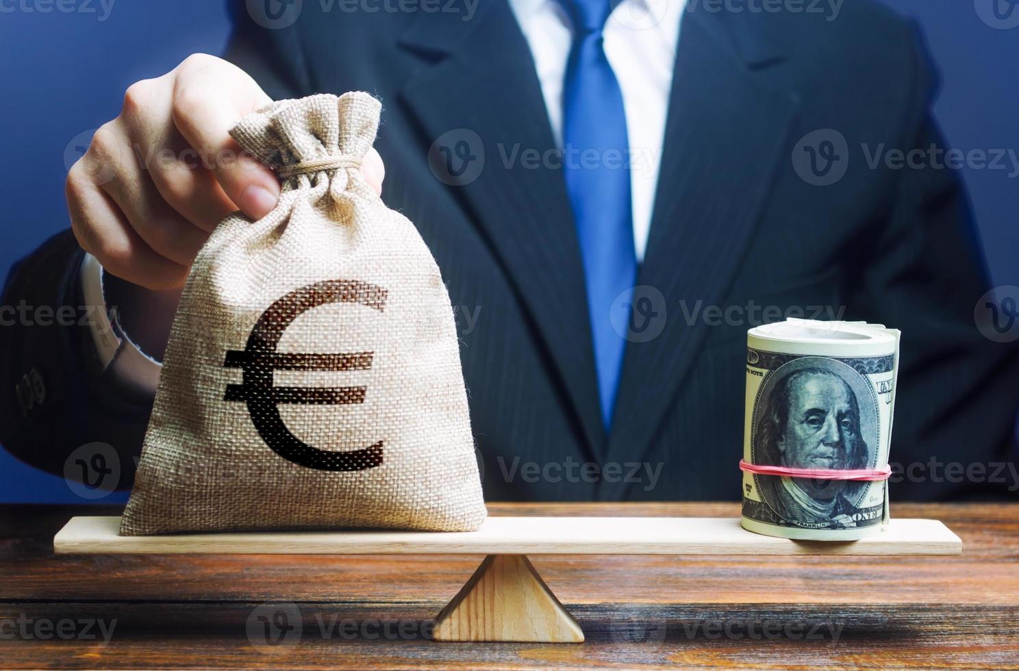 uomo mette un' Euro i soldi Borsa su bilancia di fronte per dollaro fascio. scambio Vota, confronto economico indicatori. evitando risparmi inflazione. monetario politica. centrale banca regolatore. mercato fluttuazioni foto