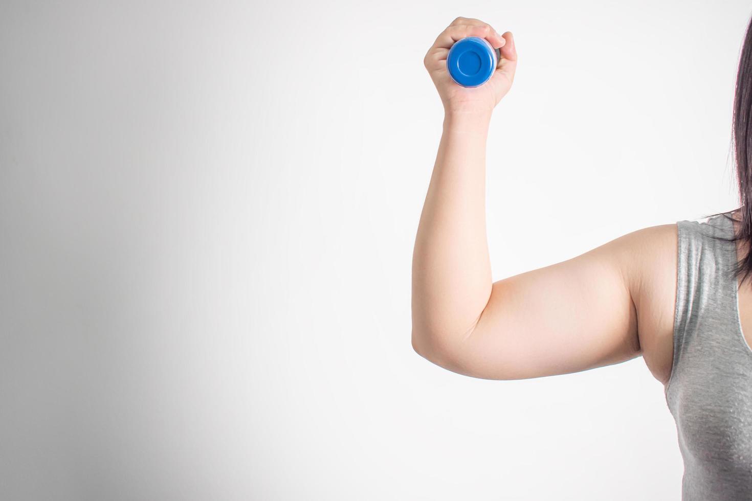 sovrappeso donne esercizio su un' bianca sfondo. isolato sfondo. foto