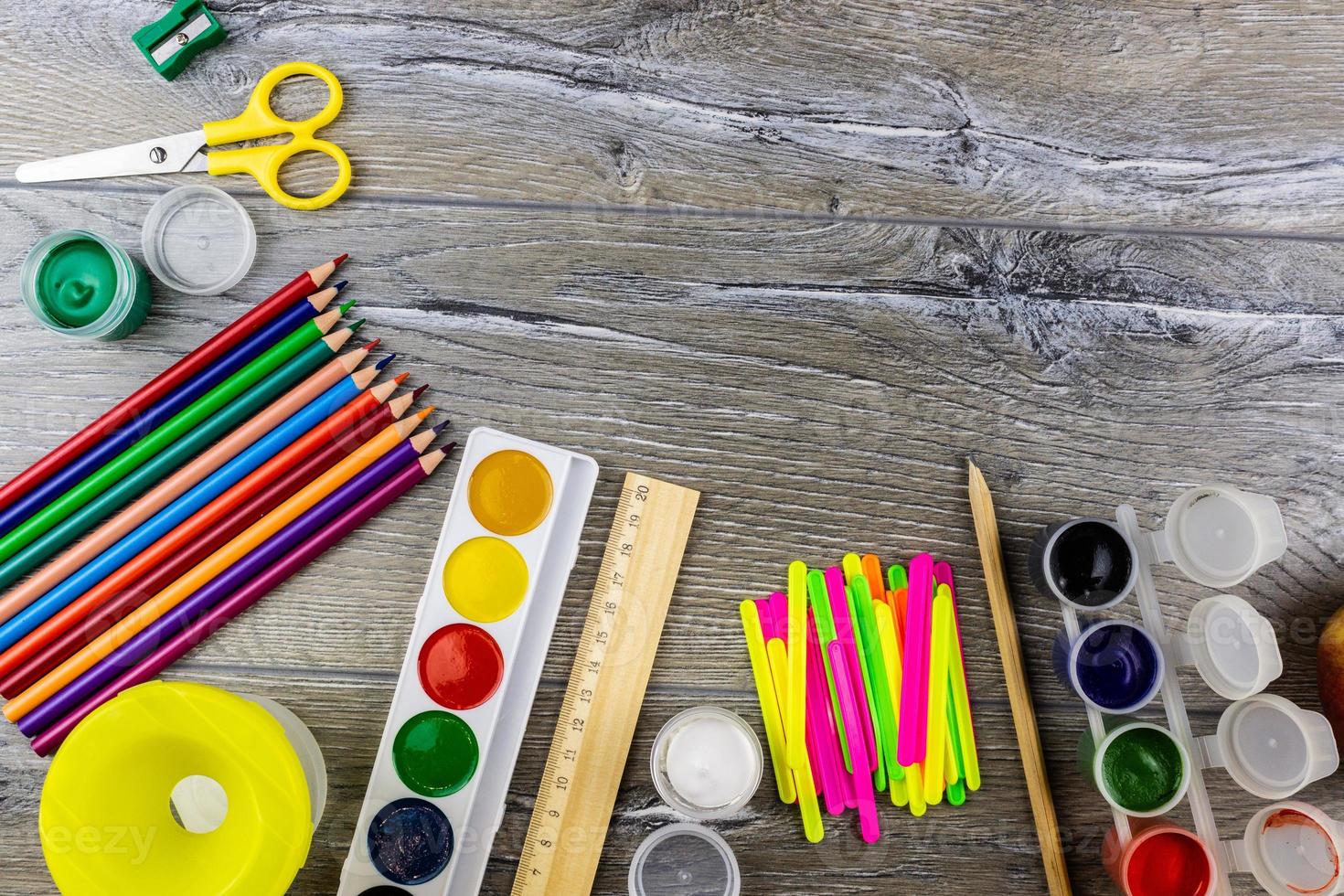 scuola forniture su un' grigio sfondo foto