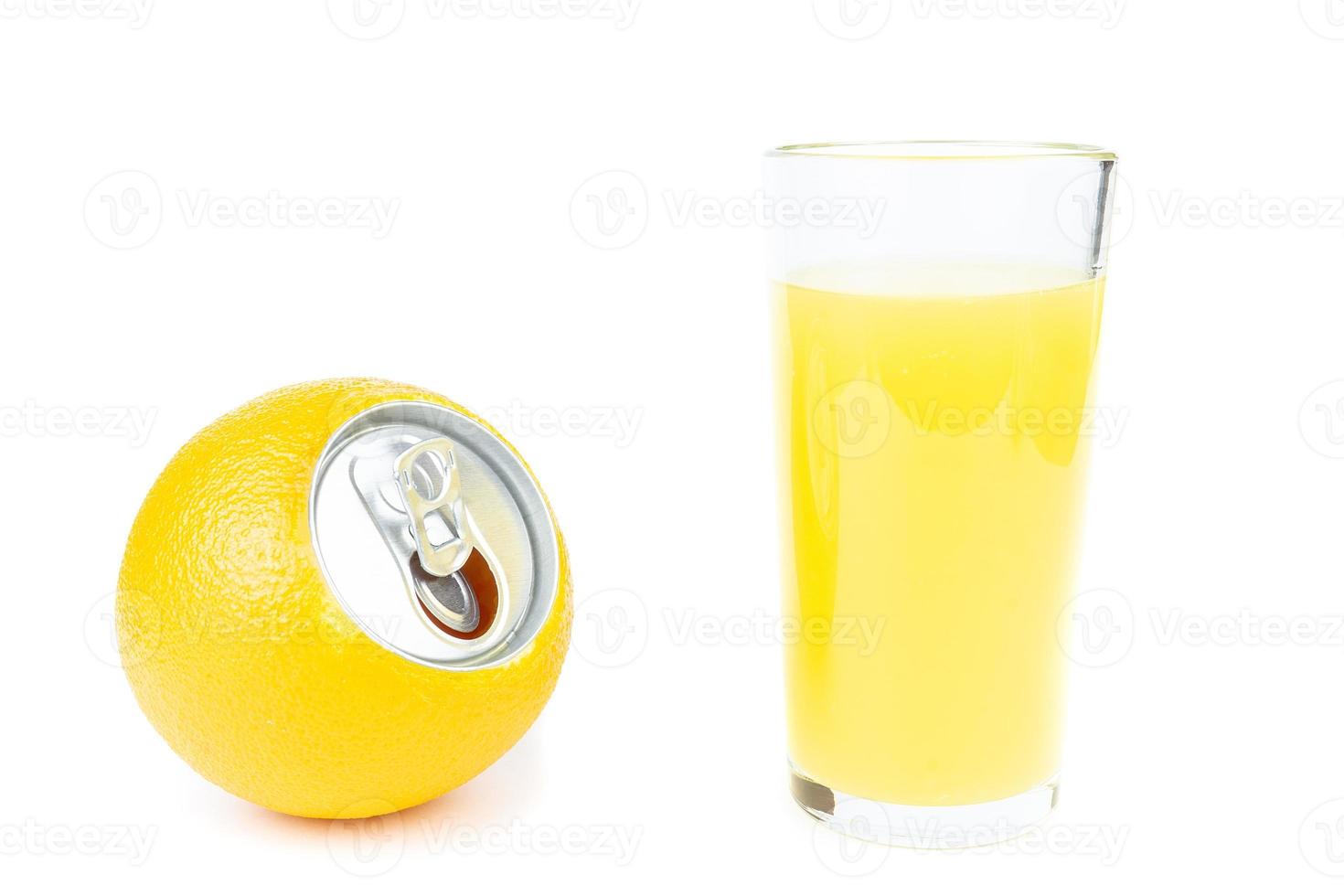 succo d'arancia su sfondo bianco foto