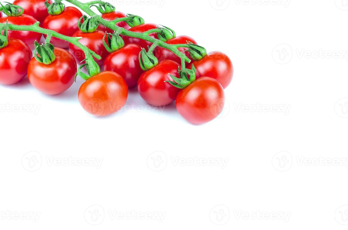 pomodorini su sfondo bianco foto