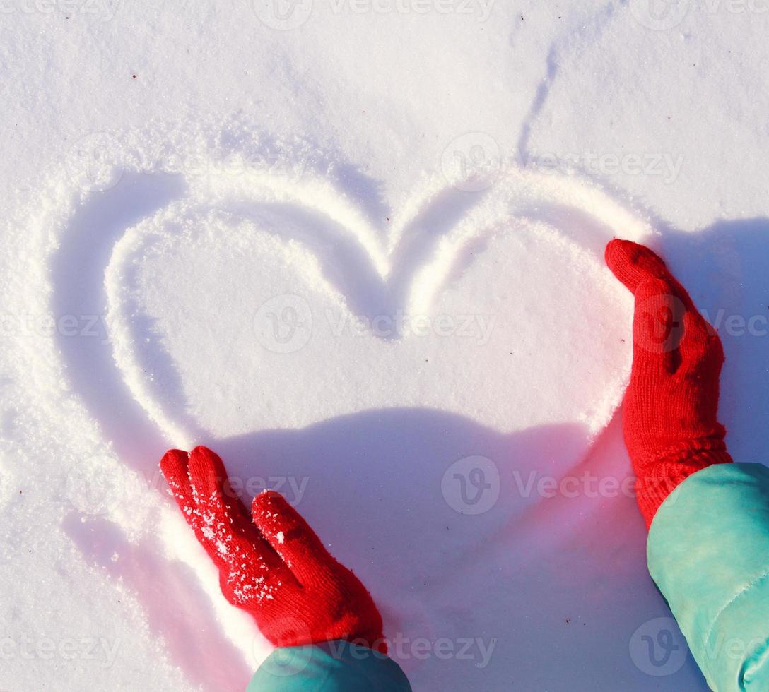 disegno cuore sulla neve foto