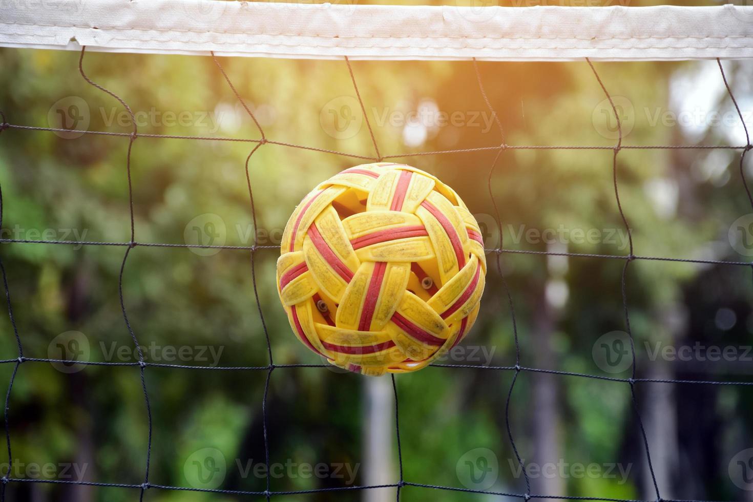 sepak takraw palla su rete, morbido e selettivo messa a fuoco su sfera, all'aperto sepak takraw giocando dopo scuola e dopo opera concetto. foto