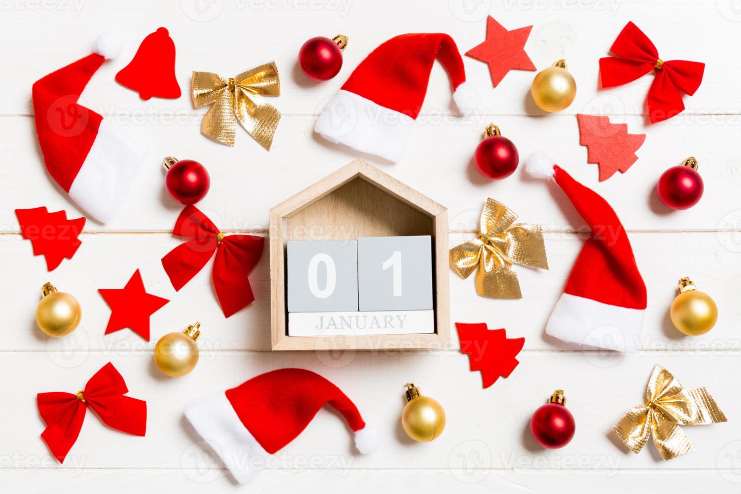 superiore Visualizza di calendario su Natale di legno sfondo. il primo di gennaio. nuovo anno giocattoli e decorazioni. vacanza concetto foto