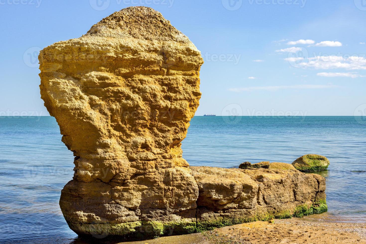 pietre nel acqua su il riva del mare estate vacanza foto