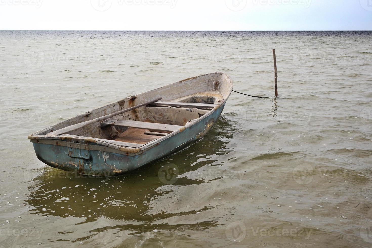 un vecchio pesca barca. in attesa per il pescatore. foto