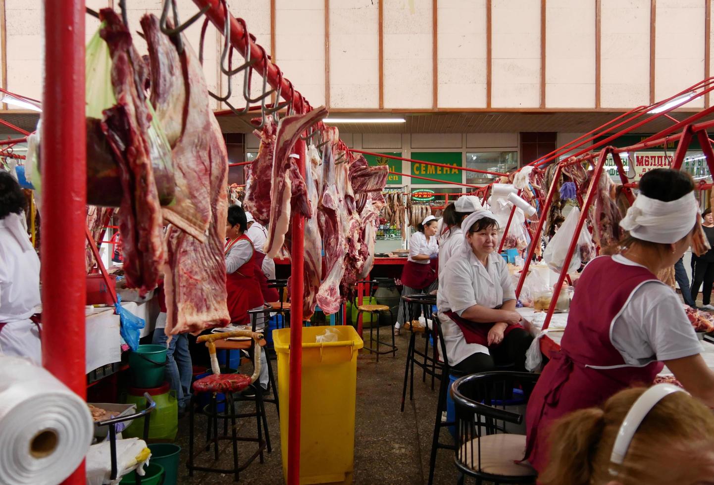 Almaty, kazakistan, 2022 - lavoratori e merce nel il carne sezione di il famoso verde bazar nel Almaty, Kazakistan foto