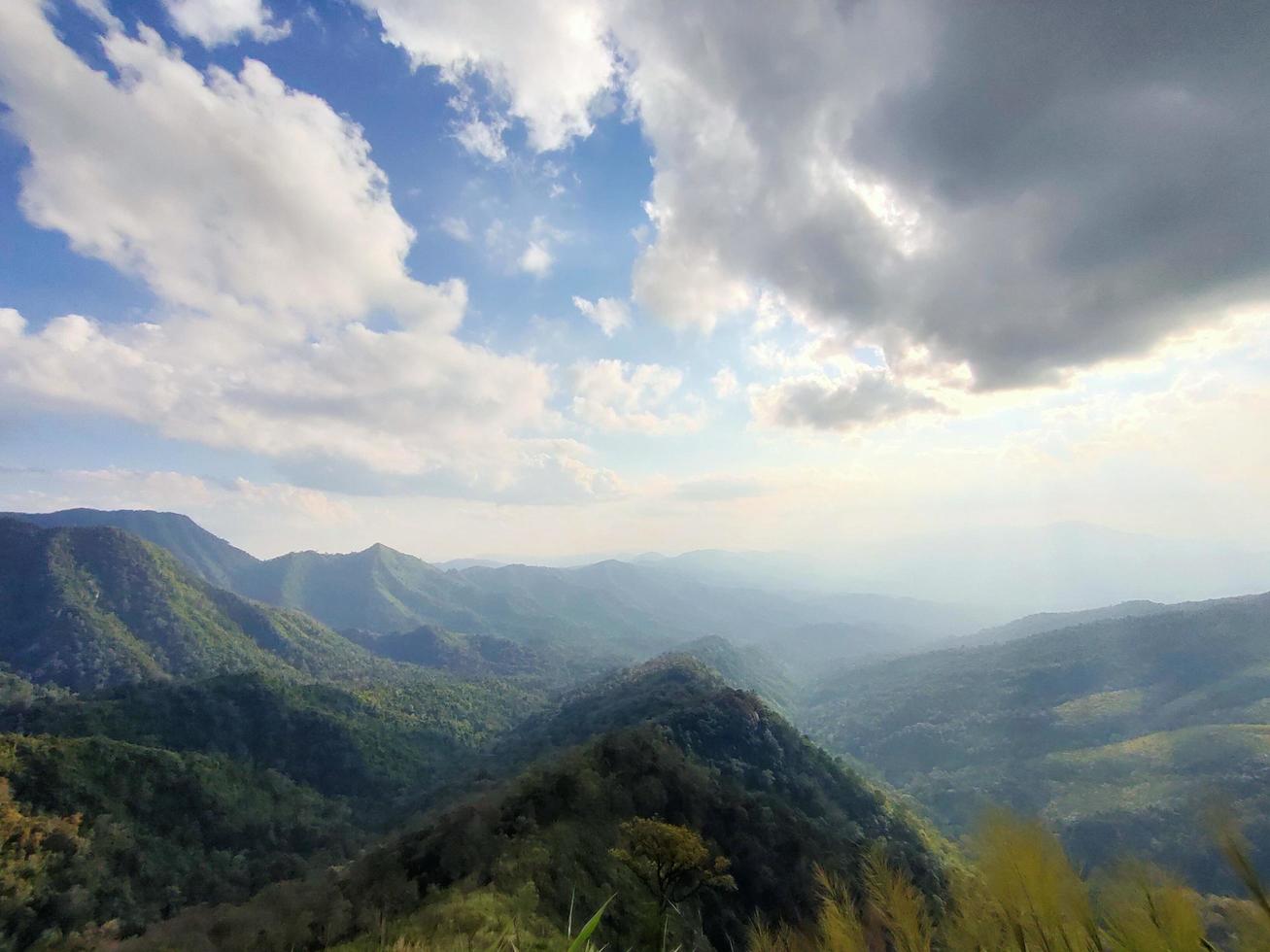 valle di montagna durante l'alba. paesaggio estivo naturale foto