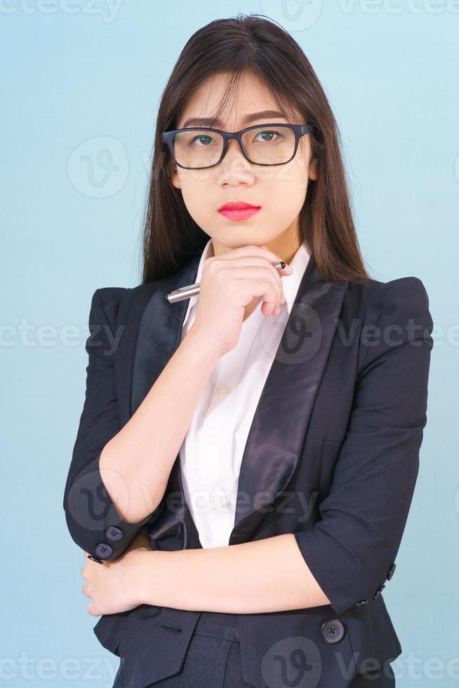giovane asiatico ragazza indossare completo da uomo con supporto mano su mento foto
