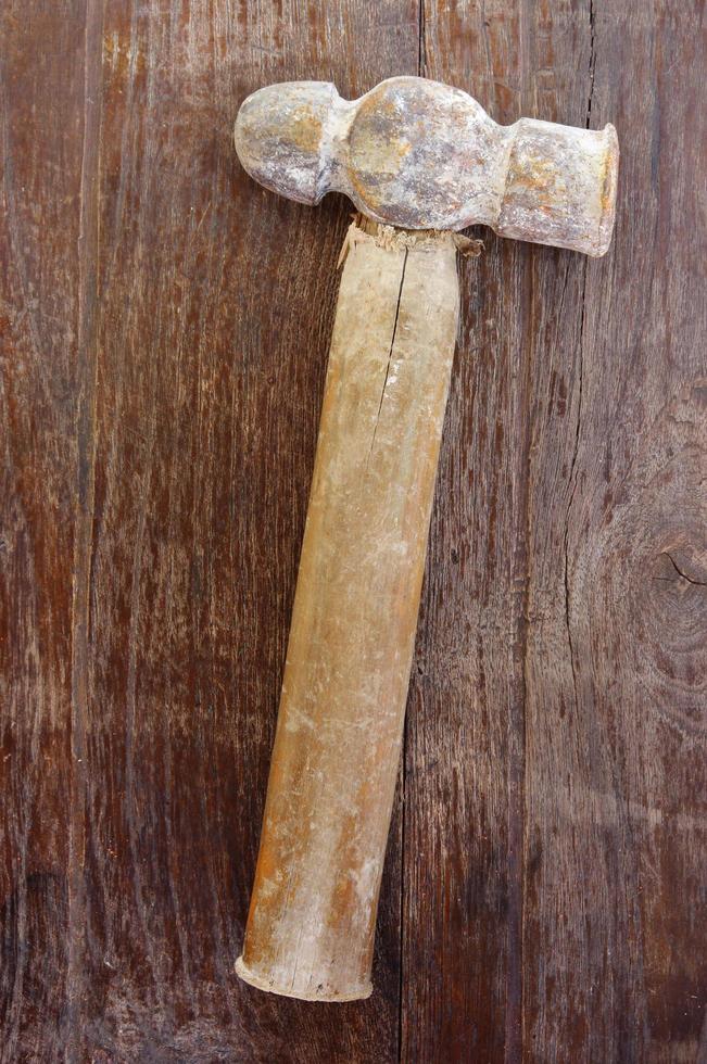 vecchio martello su legna sfondo foto