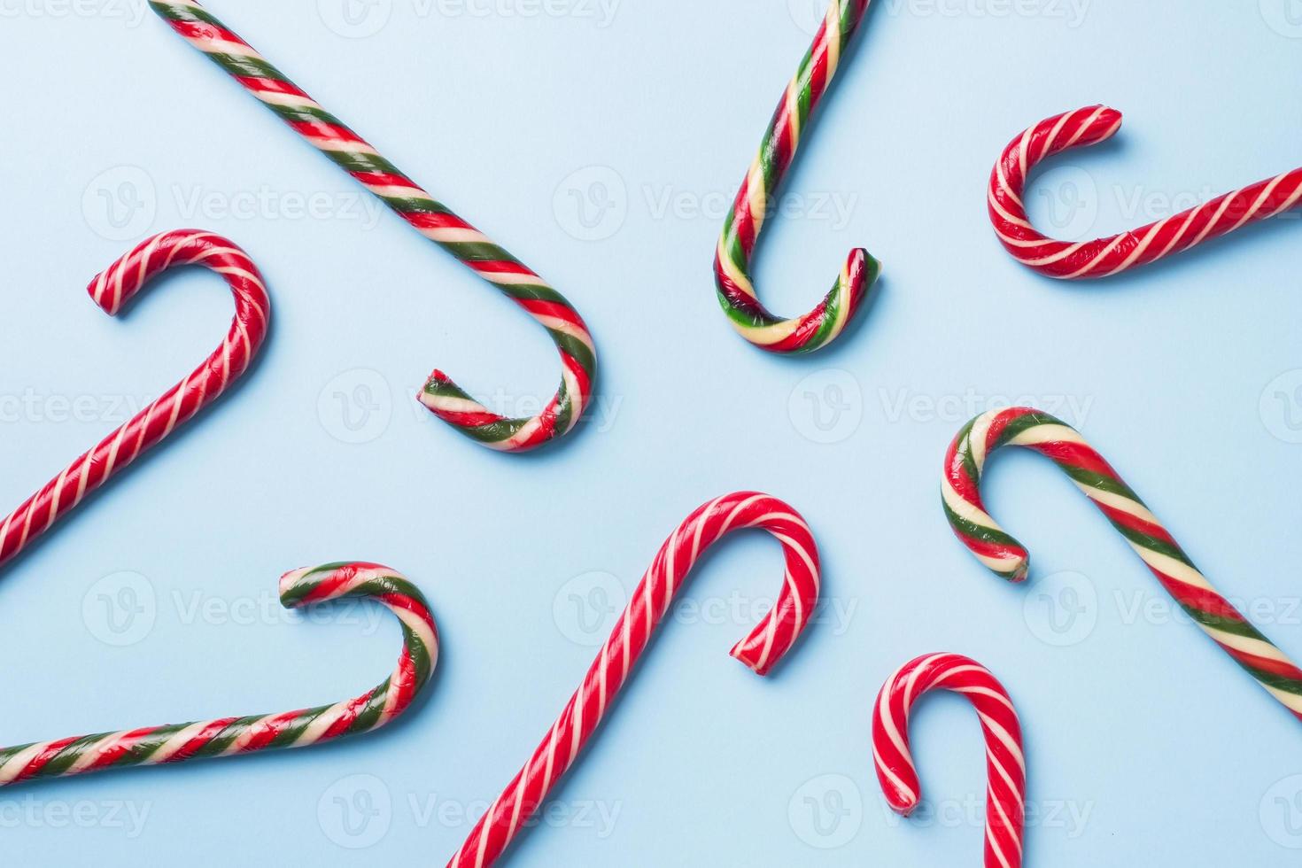 Natale caramello canne su un' blu pastello sfondo. vacanza festivo celebrazione saluto carta con copia spazio per aggiungendo testo. foto