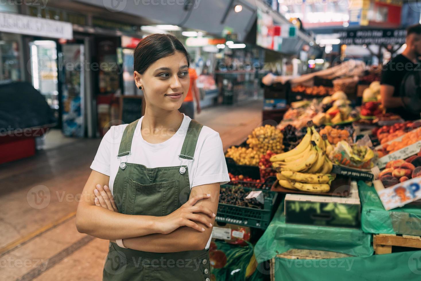 donna venditore di frutta a il mercato vicino il contatore foto