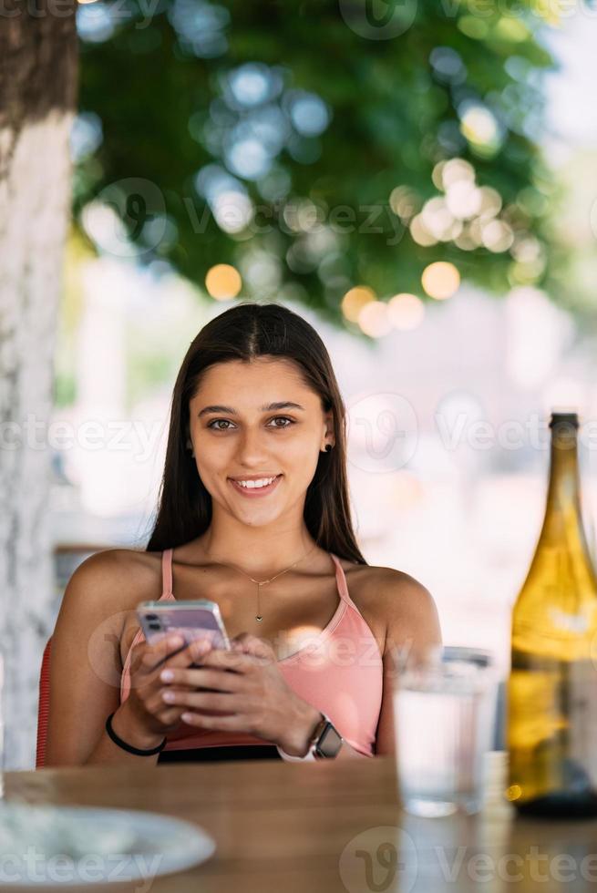 foto di affascinante bella giovane signora comunicare moderno aggeggio