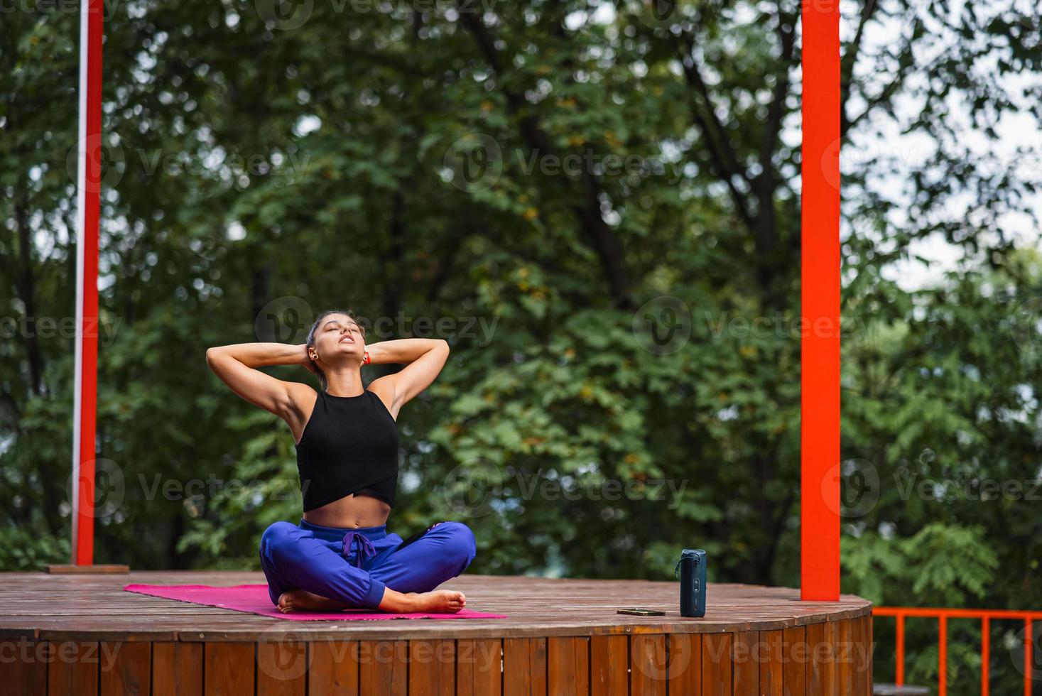 giovane donna è praticando yoga seduta nel il loto posizione foto