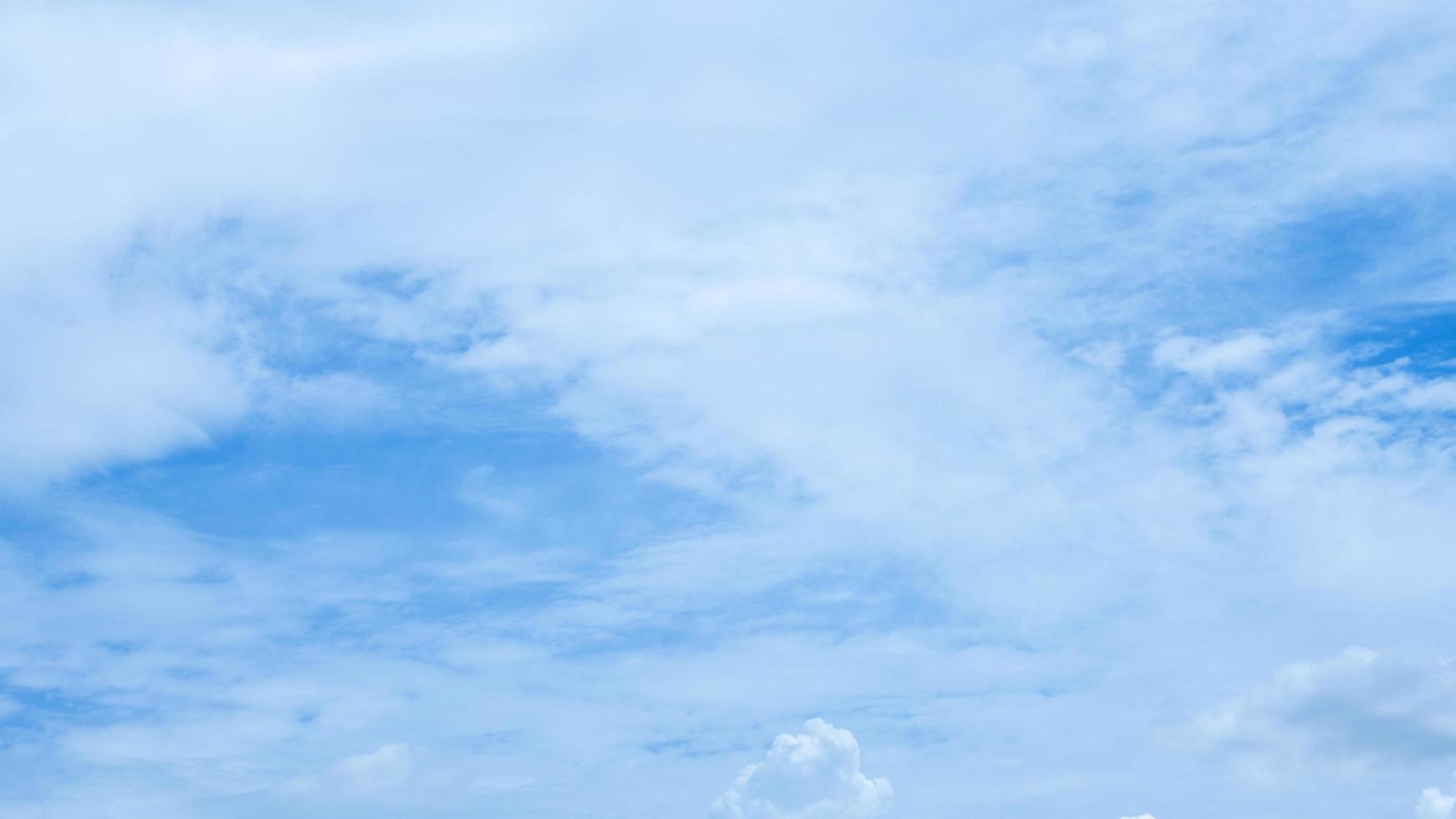 belle nuvole bianche e cielo blu foto